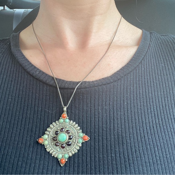 Four point star/mandala/ flower pendant. Turquoise and other gemstones - Picture 3 of 6